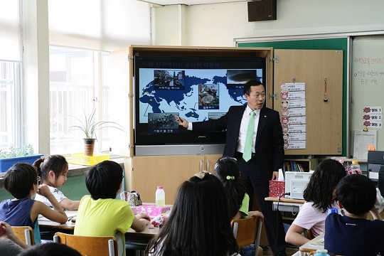 SK케미칼 임직원이 경기도 성남시 소재의 한 초등학교에서 행복한 초록교실을 진행하고 있는 모습[사진=SK케미칼]