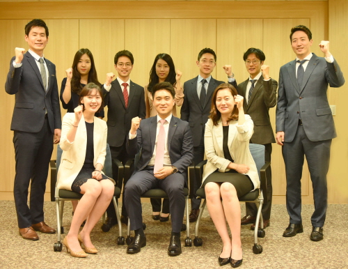 김창현 교보증권 사모펀드운용부 부서장(앞줄 가운데)을 포함한 10명의 직원들이 포즈를 취하고 있다. 사진=교보증권