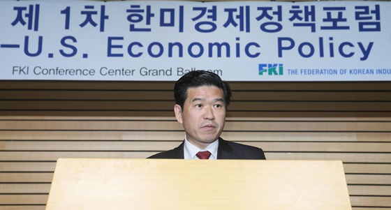 제임스 김 암참 회장이 15일 전경련 컨퍼런스센터에서 열린 '한미경제정책 포럼'에서 개회사를 하고 있다. ⓒ전국경제인연합회