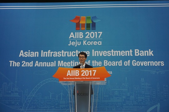 6월 16일 제주국제컨벤션센터에서 개최된 제2차 AIIB 연차총회 정책설명회에서 강남훈 한국에너지공단 이사장이 한국의 그린에너지 정책을 발표하고 있다. [사진=한국에너지공단]