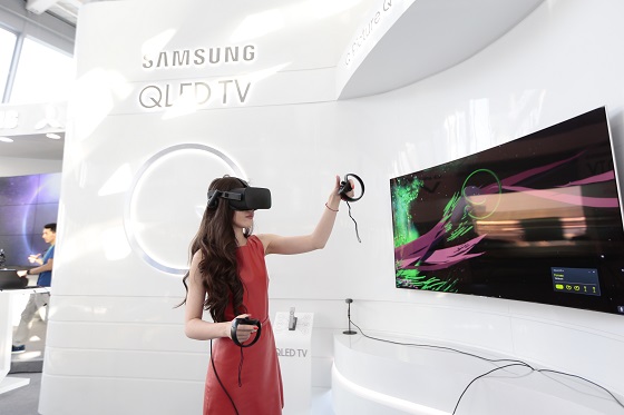 현지 관람객이 VR(가상현실)을 통해 QLED TV의 독보적 화질을 체험하고 있다. ⓒ삼성전자