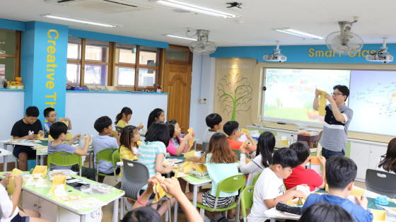 ‘바른ICT 키즈교실’에 참여한 학생들이 경기도 군자초등학교 4층 스마트교실에서 ‘스마트폰 바구니’를 만들고 있다. ⓒSKB