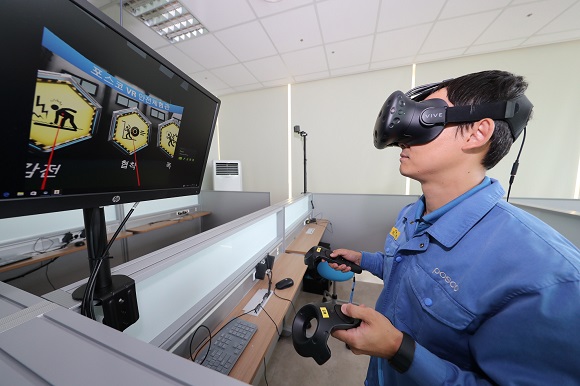 포항제철소는 19일, 가상현실(VR) 기술을 활용한 체험형 안전교육 콘텐츠 개발을 완료하고 오는 7월부터 본격적인 교육을 실시할 예정이다. 사진은 포스코 직원이 VR기기를 착용하고 안전교육을 실시하는 모습.