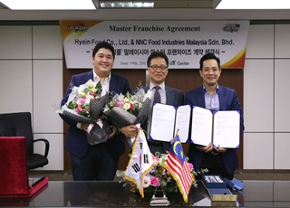 네네치킨이 지난 19일 aT센터에서 NNC푸드와 말레이시아 진출을 위한 마스터 프랜차이즈 계약을 체결했다. 왼쪽부터 NNC 푸드 Raymond Wong 이사, 네네치킨 현철호 회장, NNC 푸드 Tatt Ghee Saw 대표이사 ⓒ네네치킨
