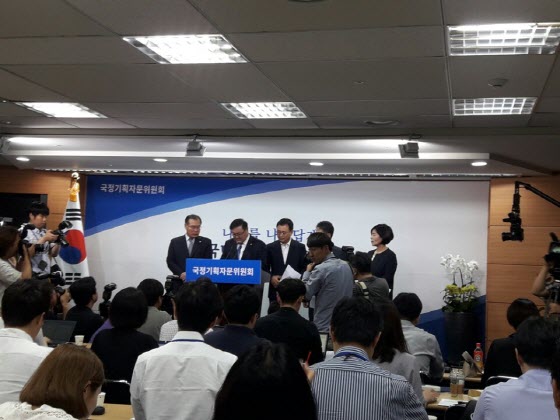 국정기획자문위원회와 더불어민주당 정책위원회는 22일 서울 통의동 국정기획위에서 브리핑을 하고 있다.
