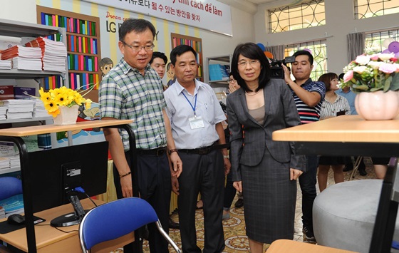 LG전자가 하이퐁 지역에 있는 직업학교들을 지원하며 우수인재 육성을 직접 챙긴다. LG IT도서관 기증식에 참석한 고명언 LG전자 베트남생산법인장(왼쪽)이 도서관을 둘러보고 있다.  ⓒLG전자