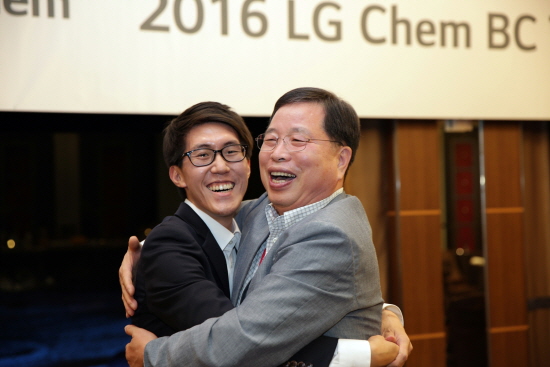 박진수 LG화학 부회장이 일본에서 진행된 글로벌 인재채용 행사에서 참가자와 포옹을 하고 있다. [사진=LG화학]