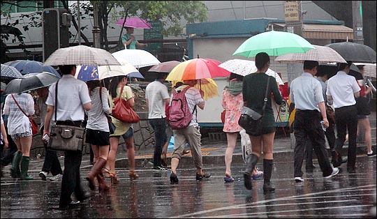 6월 마지막 주 일요일인 25일 전국 곳곳에 천둥·번개을 동반한 비가 내릴 것으로 예상된다.ⓒEBN