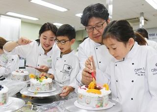 서울 성수동 신세계푸드 올반LAB에서 열린 가족초청 쿠킹클래스에서 지난 24일 임직원 가족들이 생크림 케이크를 만들고 있다. ⓒ신세계푸드