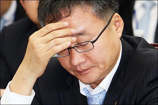 정찬우 한국거래소 이사장이
 얼굴을 만지고 있다. ⓒ데일리안 홍효식 기자