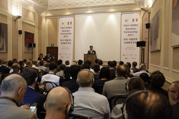 KOTRA는 6월26일 이탈리아 밀라노 행사장에서 '한-이탈리아 상생협력포럼'과 상담회를 개최했다. 김재홍 KOTRA 사장이 한-이탈리아 상생협력포럼에서 개회사를 하는 모습.