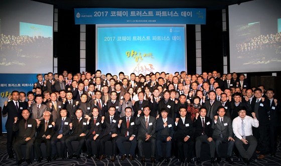 코웨이가 지난 1월 협력사 상생협력 성과를 공유하기 위해 개최한 '2017 코웨이 트러스트 파트너스 데이'에서 이해선 코웨이 대표이사를 포함한 코웨이 임직원들과 협력업체 임직원들이 기념촬영을 하고 있다.ⓒ코웨이