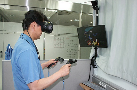 포항제철소 직원이 글로벌안전센터에서 가상현실 기술을 활용한 안전교육 프로그램을 체험하고 있다.