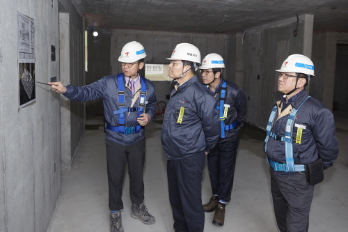 ⓒ서재환(왼쪽 두번째) 금호산업 사장이 건설현장을 방문해 근무자로 부터 사업현장 설명을 경청하고 있다.