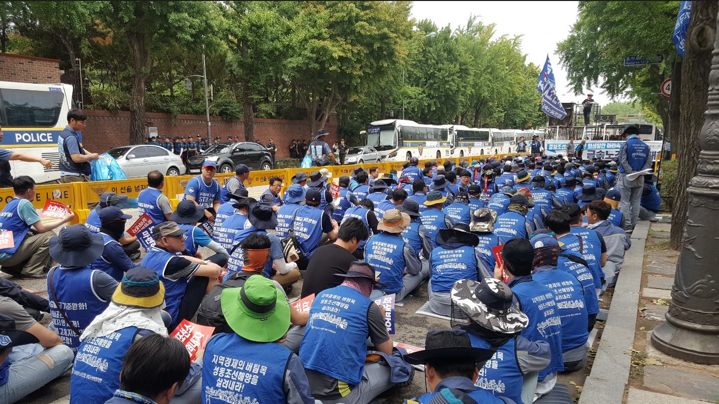 중형조선사 노동자들이 청와대 앞에서 집회를 열고 있다.ⓒ백아란기자
