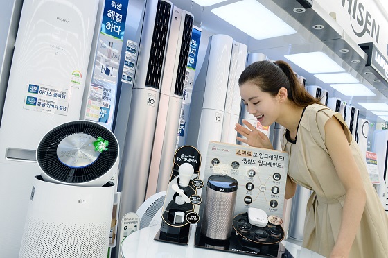 LG전자 모델이 서울 강서구 공항대로에 있는 LG베스트샵 강서본점에서 인공지능을 갖추고 음성으로 가전제품을 작동시키는 기기인 '스마트씽큐 허브 2.0'을 소개하고 있다. ⓒLG전자