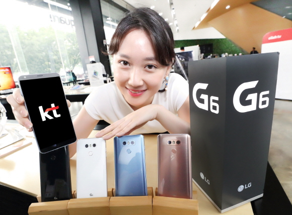 LG전자의 새로운 G6 시리즈인 ‘G6+’와 ‘G6 32GB’ⓒKT