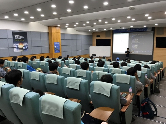 광양창조경제혁신센터는 지난달 23일 포스코기술대학 광양캠퍼스에서 지역민을 위한 제7회 초청강연회를 개최했다.ⓒ광양제철소