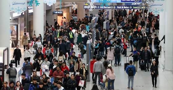 성수기를 한달 여 앞둔 가운데 인천공항이 여행객들로 북새통을 이루고 있다.ⓒ연합뉴스