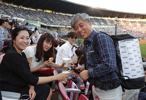 김장환 대표는 '서번트 리더십'을 주장했다. 김 대대표는 야구장에서 직접 임직원들에게 맥주를 따라 주었다.ⓒ한국암웨이