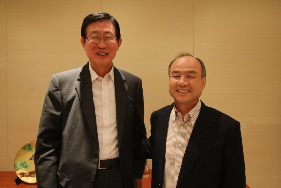 조환익 한국전력 사장(왼쪽)과 손정의 소프트뱅크 회장은 지난해부터 에너지 신산업 분야 협력을 모색해왔다. [사진=한국전력]