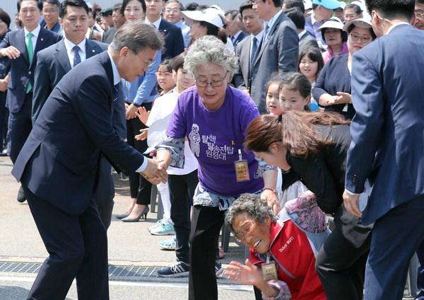 지난 6월19일 부산 기장군 고리1호기 영구정지 선포식 행사장에서 문재인 대통령이 오열하고 있는 밀양 송전탑 관련 할머니에게 다가가고 있다. ⓒ연합뉴스