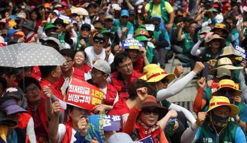 지난 1일 서울 청계광장에서 열린 민주일반연맹 총력결의대회에서 참가자들이 최저임금을 1만원으로 인상하고 비정규직을 철폐할 것을 요구하고 있다ⓒ연합뉴스