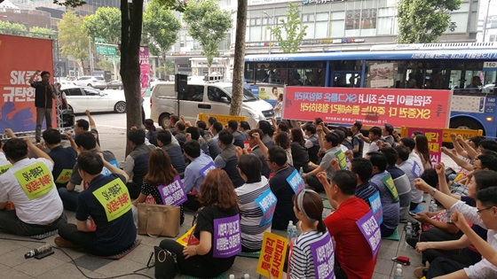 6일 전국사무금융서비스노동조합 SK증권 지부 이규동 지부장과 SK증권 노조원 400여명은 서울시 중구 서린동 SK그룹 본사에서 '졸속매각 규탄 결의대회'를 열고 이 같이 밝혔다.ⓒEBN