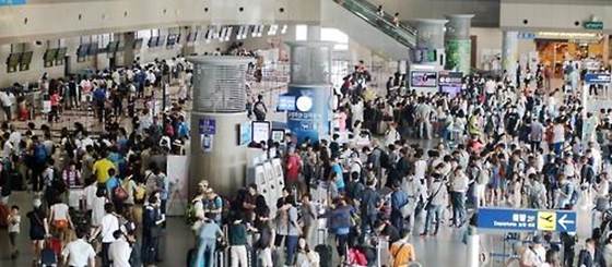 성수기를 맞아 여행객들로 붐비는 김해공항 국제청사.ⓒ연합뉴스