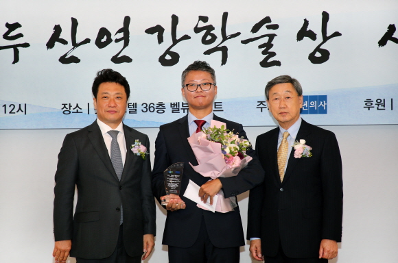 박용현 두산연강재단 이사장(오른쪽)이 7일 서울 소공동 롯데호텔에서 열린 2017 두산연강학술상 의학논문 부문 시상식에서 수상자인 전재관 국립암센터 과장(가운데), 이왕준 신문 '청년의사' 발행인과 기념 촬영을 하고 있다.ⓒ두산연강재단