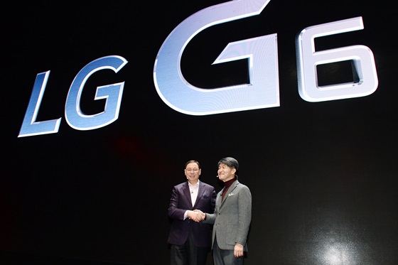 조성진 LG전자 부회장(왼쪽)과 조준호 MC사업본부장(오른쪽)이 상반기 전략폰 G6를  소개하고 있다. ⓒLG전자