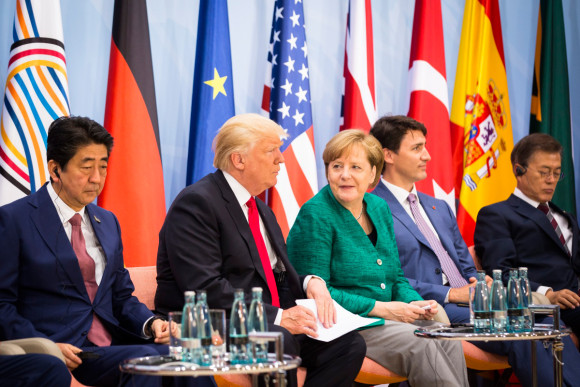 G20 정상회의에서 문재인 대통령(맨 오른쪽)을 비롯해 각국 정상들이 대화를 나누고 있다. [사진=G20 공식홈페이지]