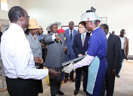 무세베니 우간다 대통령이 직업훈련학교를 방문해 돌아보고 있다.(사진 왼쪽에서 세번째 무세베니 대통령)ⓒ포스코대우