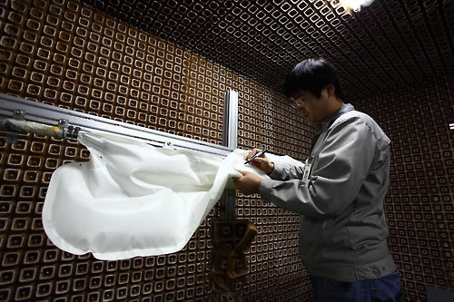 코오롱인더스트리 직원이 사이드 에어백 쿠션 품질검사를 하고있는 모습[사진=코오롱인더스트리]