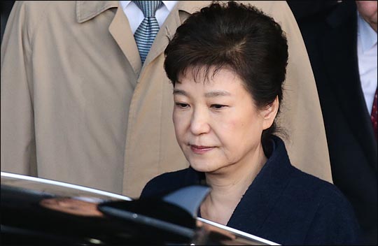 박근혜 전 대통령이 13, 14일 재판에도 왼쪽 발가락 부상으로 불출석한다. 지난 10, 11일에 이어 7월 둘째주 재판에 모두 불참하게 된다.ⓒEBN