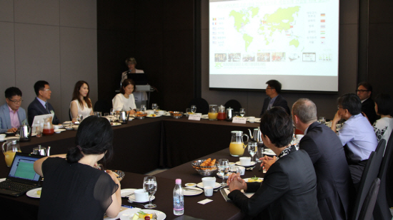 프레데릭 뮤텔 JEC 그룹 회장이 12일 서울 플라자호텔에서 열린 기자간담회에서 'JEC 아시아' 행사 개요를 설명하고 있다. ⓒ연합뉴스