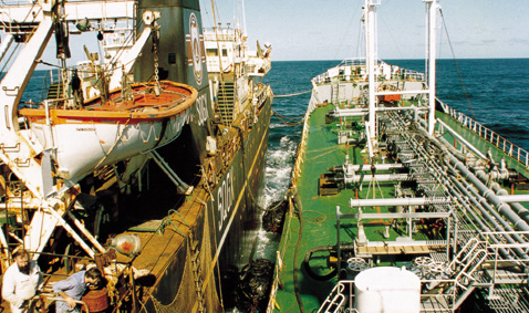 SK해운,벙커링-원양상에서 Bunkering 선박(우)이 STS(Ship to Ship)로 연료를 공급하고 있는 모습.