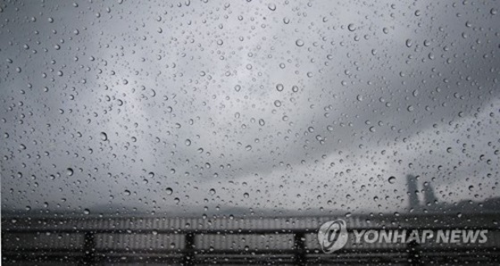 차창 밖으로 바라본 서울 하늘에 먹구름이 가득한 모습.ⓒ연합뉴스