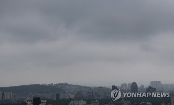 먹구름이 낀 서울 하늘의 모습.ⓒ연합뉴스
