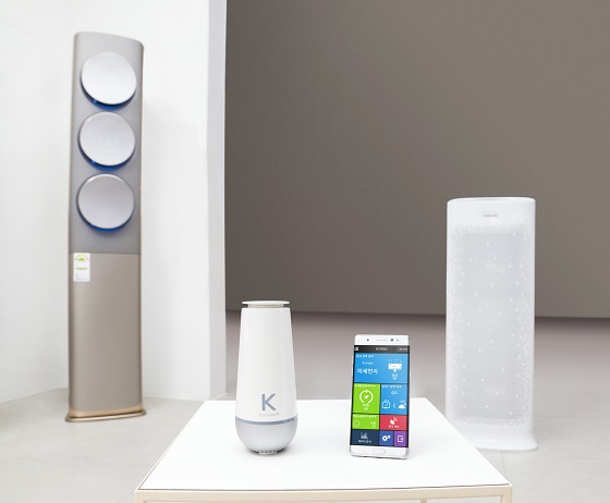 '에어가드K폰'은 실내 공기 청정도를 측정할 수 있는 '에어가드K'(왼쪽 두번째)와 맞춤형 UI를 탑재한 스마트폰으로 구성된다. 
ⓒ삼성전자