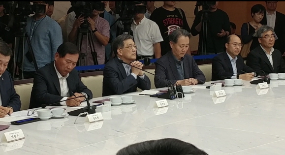 권오현 삼성전자 부회장이  대한상공회의소 주최로 18일 오전 열린 '일자리 15대 기업 초청 정책간담회'에서 