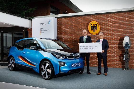 김효준 BMW그룹 코리아 사장(오른쪽)이 20일 독일 대사관저에서 i3 94Ah를 전달하고 있다.ⓒBMW그룹 코리아