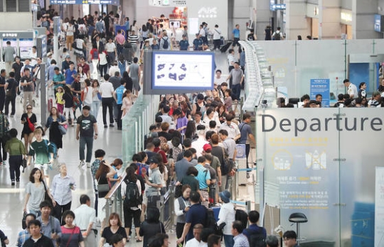 지난 14일 오전 인천공항 출국장이 휴가를 떠나는 여행객으로 붐비고 있다.ⓒ연합뉴스