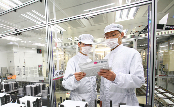 LG화학 생산직원들이 배터리 제품을 살펴보고 있다.