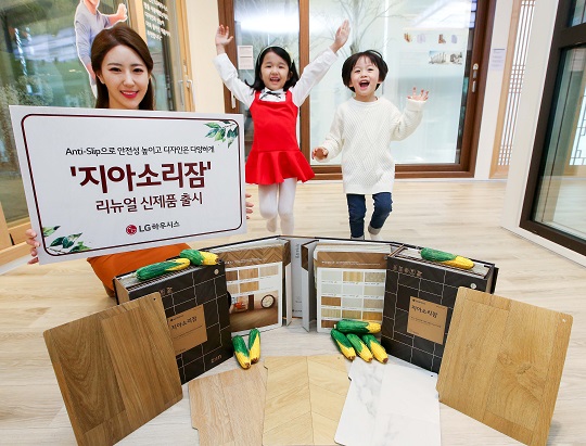 서울 논현동에 위치한 LG하우시스 지인스퀘어에서 모델들이 지아소리잠 리뉴얼 신제품 출시를 알리고 있는 모습[사진=LG하우시스]