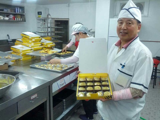 전주빵카페 직원이 제작한 빵을 소개하는 모습[사진=SK이노베이션]