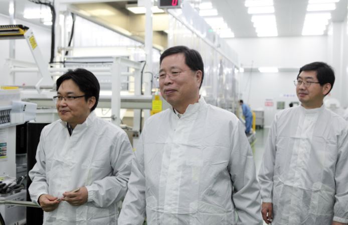 박진수 LG화학 부회장(가운데)이 충북 청주 공장을 둘러보고 있다. [사진=LG화학]