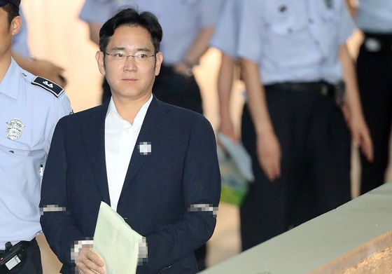 이재용 삼성전자 부회장이 21일 오전 재판에 출석하기 위해 서울 서초구 중앙지법에 도착하고 있다. ⓒ연합뉴스