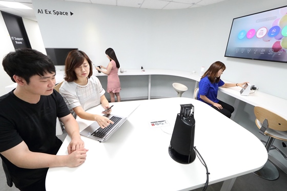 25일 서울 서초구 우면동 KT AI 테크센터에서 KT 융합기술원과 제휴사 직원들이 인공지능 서비스를 테스트하고 있다.ⓒKT