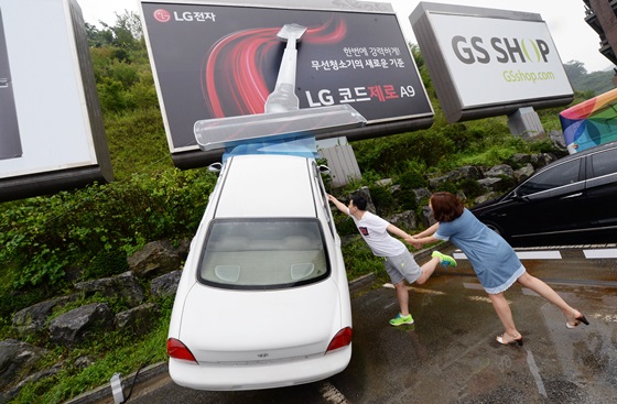 25일 경기도 광주 소재 곤지암리조트를 찾은 고객들이 LG 코드제로 A9을 홍보하기 위해 주차장에 설치된 이색 옥외광고를 바라보고 있다. ⓒLG전자